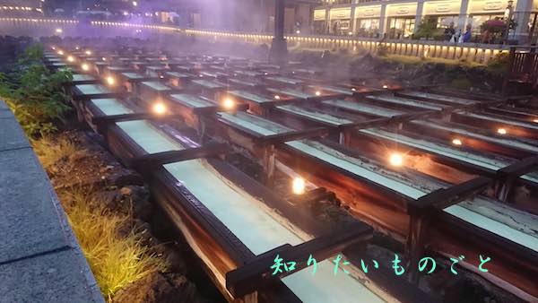 夜ライトアップされた草津温泉の湯畑