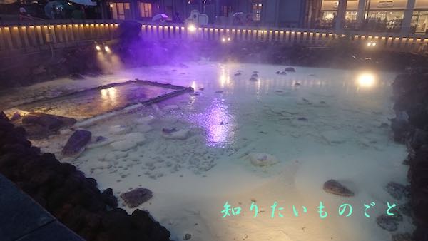 草津湯畑のライトアップ風景