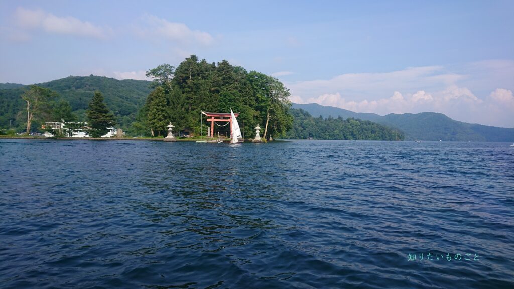 湖上から見た琵琶島の宇賀神社