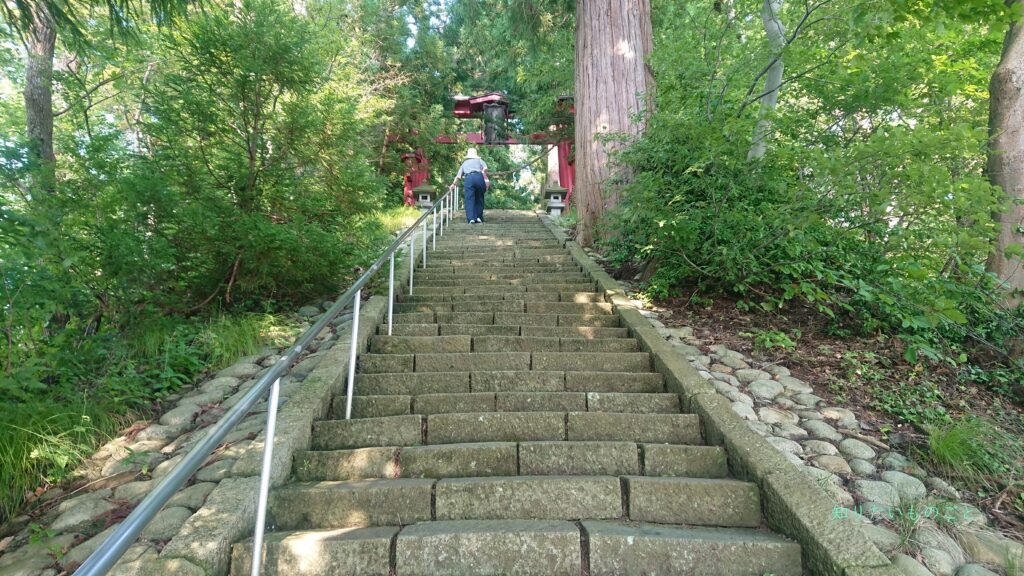 上陸してすぐの参道階段